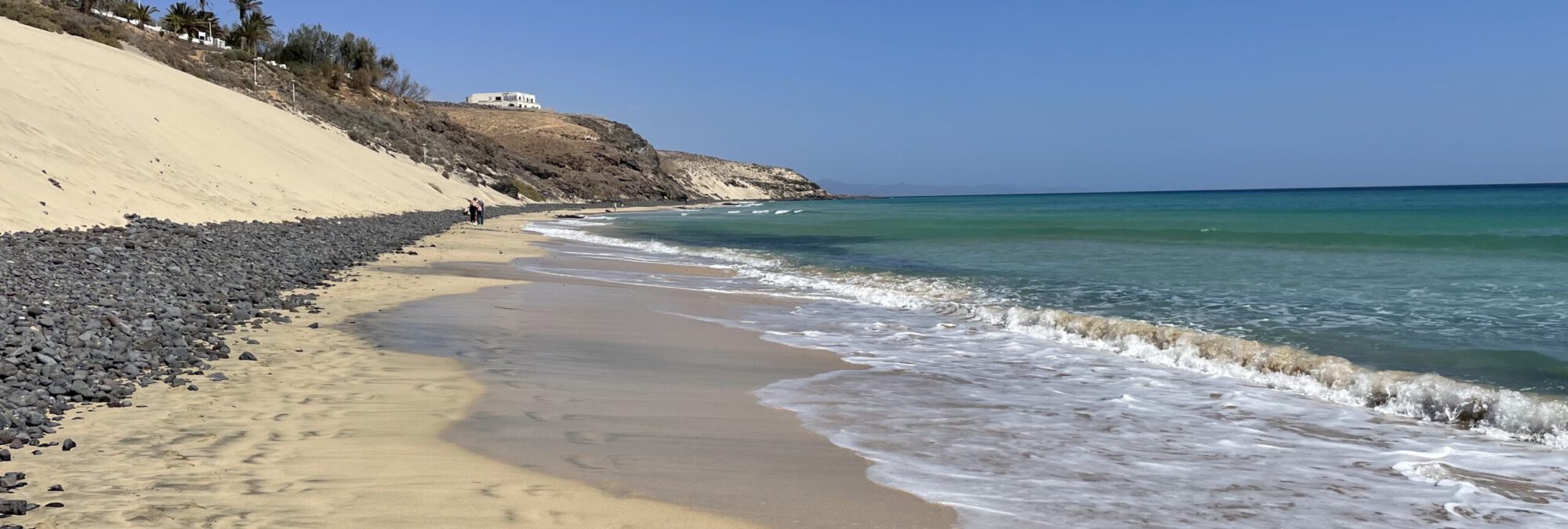 Der kilometerlange Sandstand im Südosten Fuertevnenturas, wo du von Morro Jable bis zu der blauen Lagune laufen kannst.